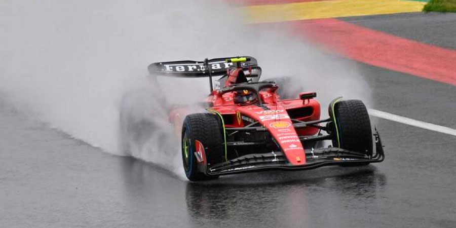 Carlos Sainz lidera los libres bajo la lluvia